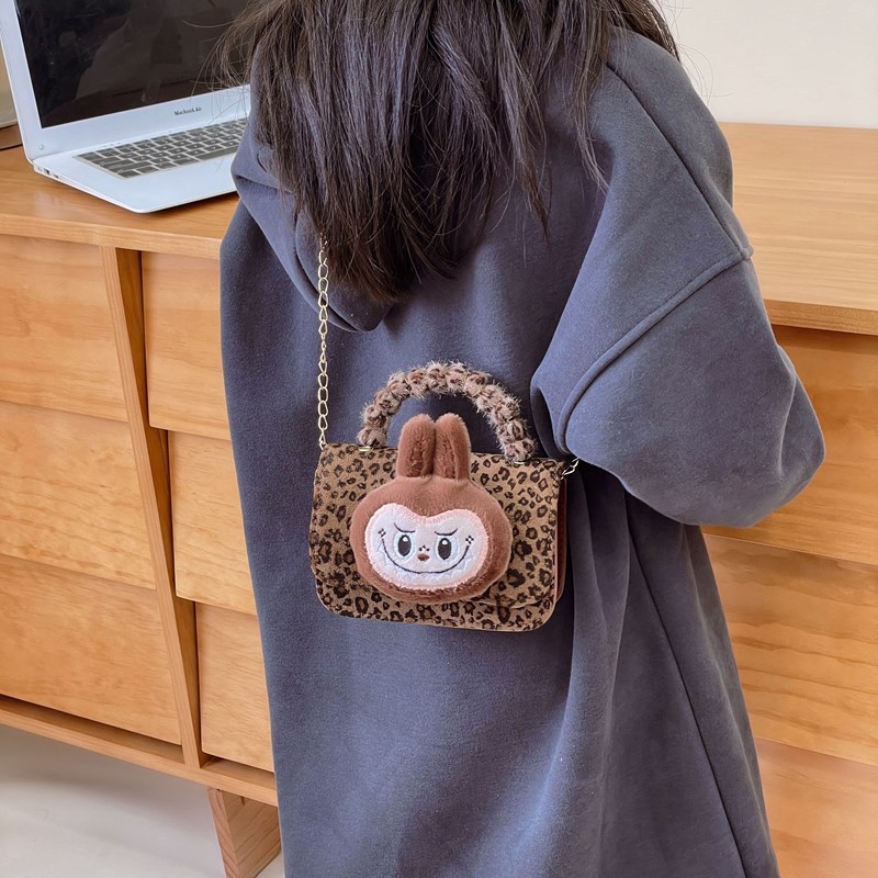 Cute plush children's bag, new leopard print chanel-style princess handbag, stylish girls' chain single-shoulder crossbody bag Application Scenario