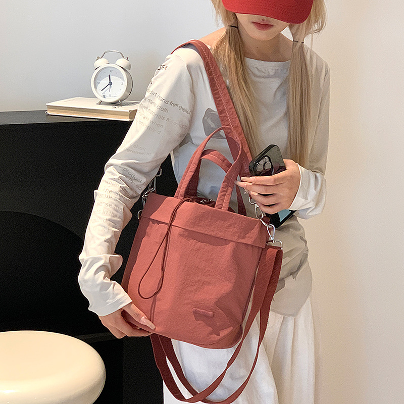 Colorful Fox's new niche nylon drawstring drawstring single-shoulder crossbody bag is a casual, versatile and lightweight bucket bag details Picture