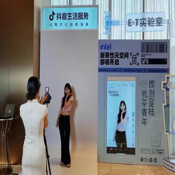 Holographic transparent screen display cabinet, 3d human body replication machine, human figure copying, interactive photography, creative AI digital virtual human Application Scenario
