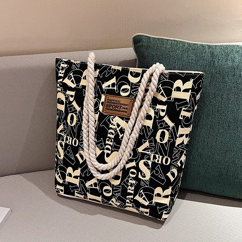 Japanese-style canvas bags for women 2024, trendy Korean-style versatile mobile phones, bento boxes, tote bags, and small cloth bags for girls at work full figure