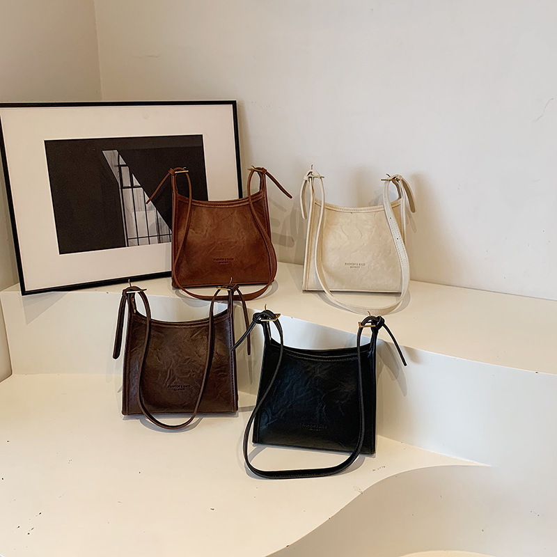 The 2024 new large-capacity commuter tote bag with a retro and fashionable design, a casual and niche single-shoulder bag, is selling well among women full figure