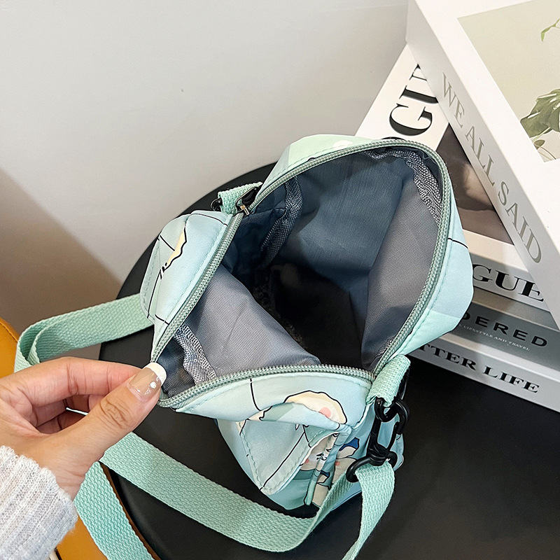 Wholesale of new Japanese-style schoolgirl bags, cartoon small square bags for students attending classes, lightweight and compact single-shoulder crossbody bags Application Scenario
