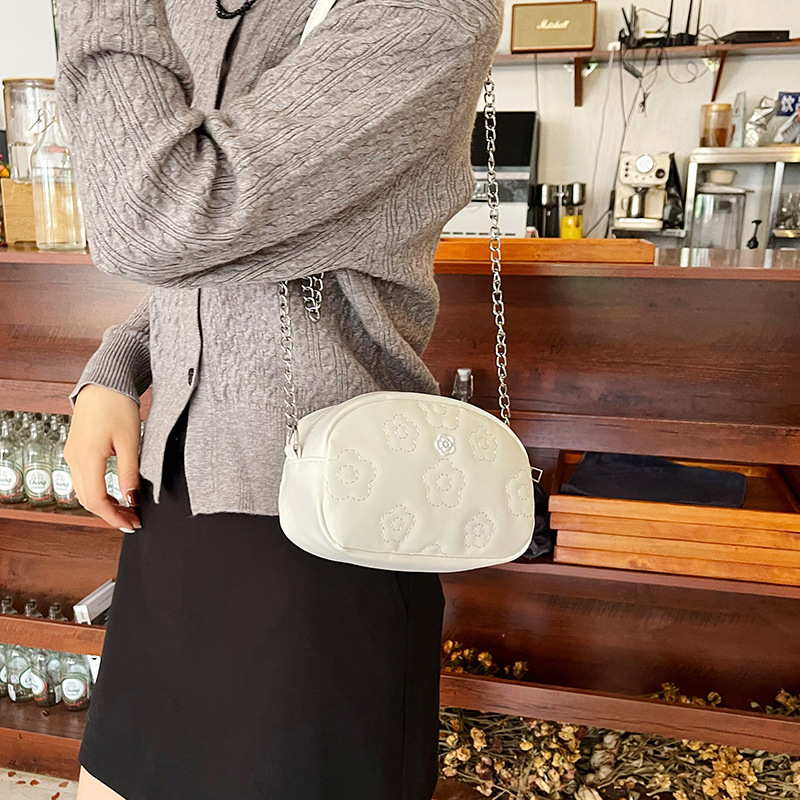 New fashionable and versatile single-shoulder crossbody bag for women, lightweight and trendy chain-printed camera bag details Picture