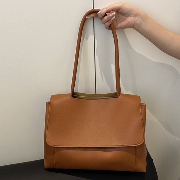 This large-capacity summer new model 2025 is a trendy underarm niche design that is fashionable, versatile and high-end. It is a single-shoulder handbag Application Scenario