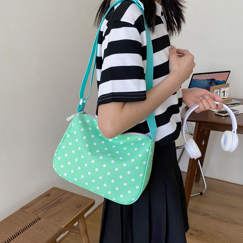 A new niche design bag for women in the summer of 2023, a fresh and spotted bag for students, a casual single-shoulder crossbody bag details Picture