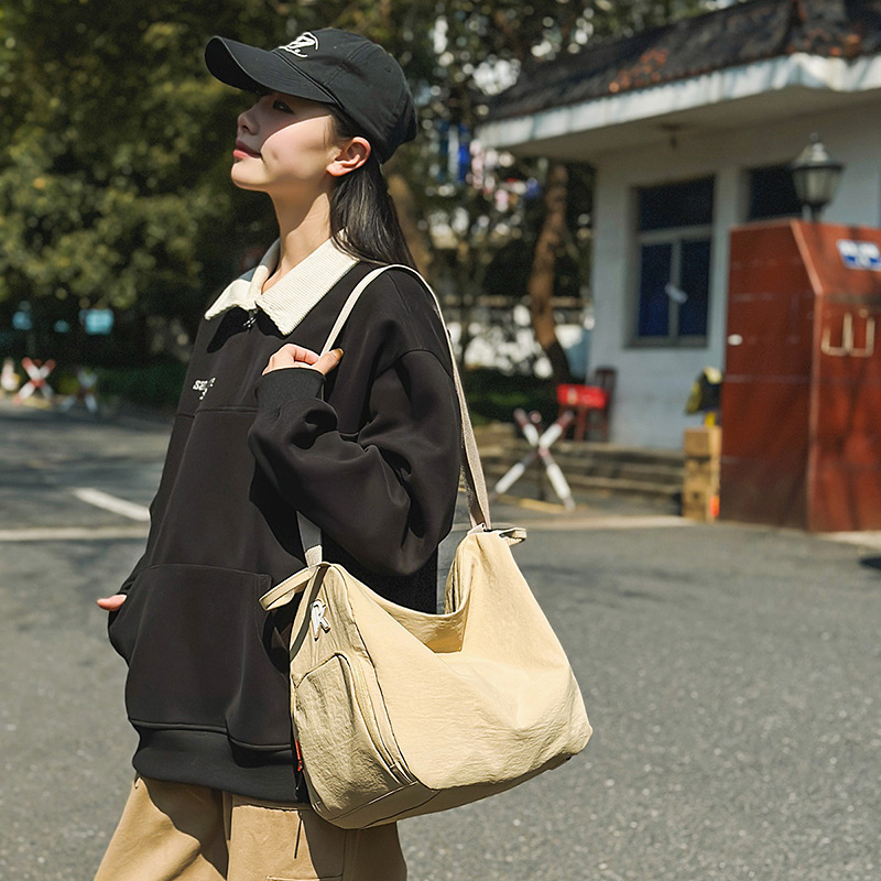 Unisex casual large-capacity crossbody bag, sporty casual student backpack, fashionable and versatile commuter single-shoulder bag Application Scenario