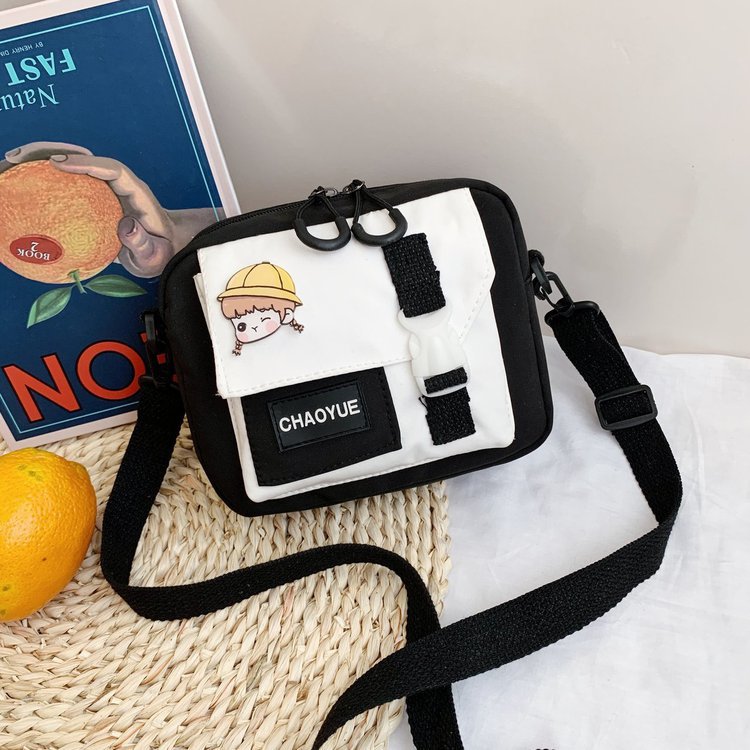 Korean and Japanese style single-shoulder bag, crossbody small bag, women's trendy design, 2020 new fashionable student nylon small crossbody bag Application Scenario