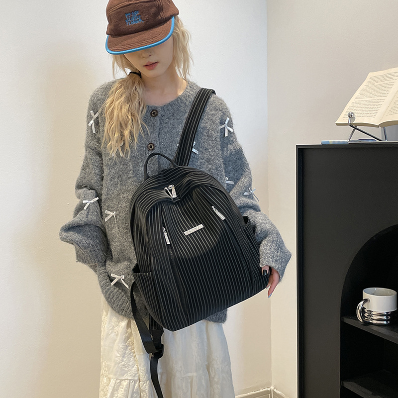 Colorful Fox, a niche and high-end backpack, is casual and versatile. It has a large capacity for travel and commuting, and is lightweight details Picture
