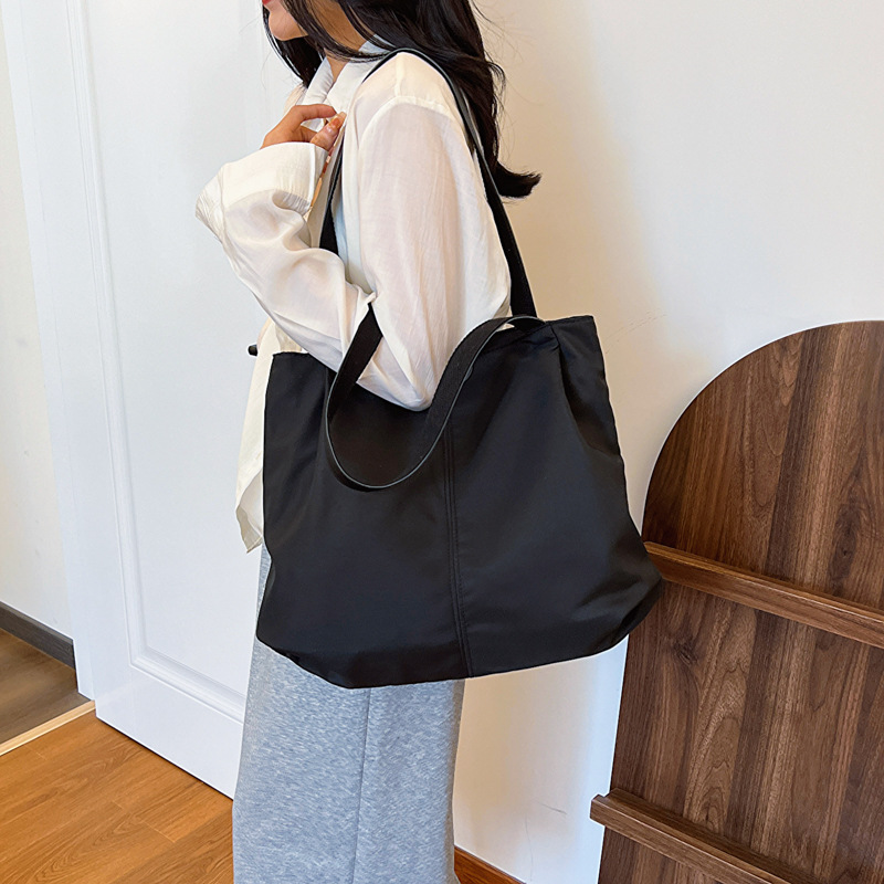 A new large-capacity casual tote bag, a fashionable, simple and versatile single-shoulder bag for college students to attend classes and go shopping Specification drawing