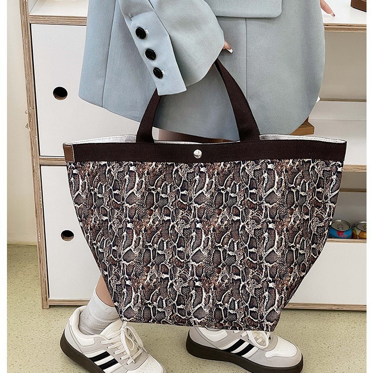 This year, snake-patterned bags are in vogue. The 2025 new trendy tote bag is a high-end, high-quality single-shoulder handbag for women on Instagram Application Scenario