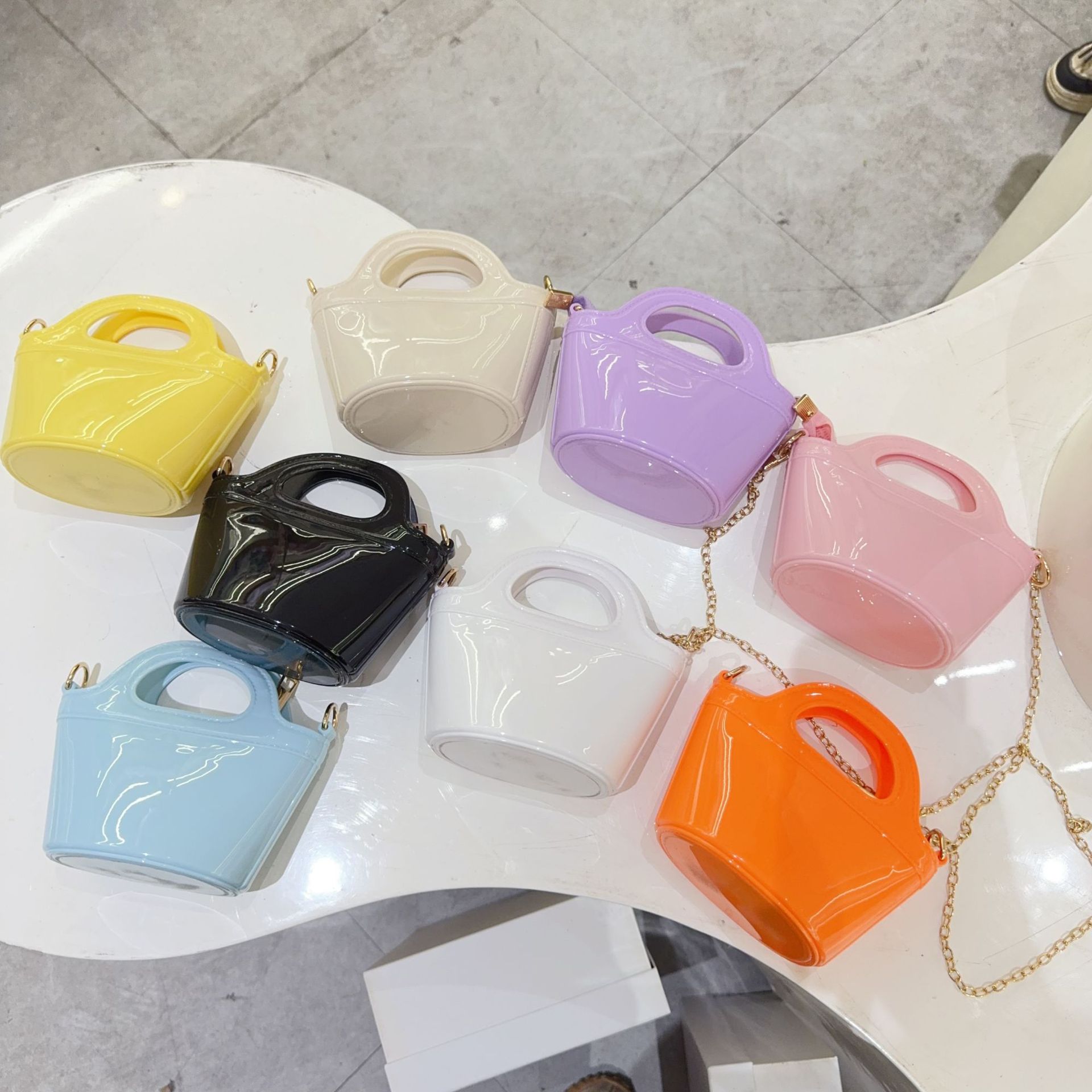 A trendy and highly popular handbag for women in 2025, a stylish and versatile chain jelly bag, a best-selling single-shoulder crossbody bag details Picture