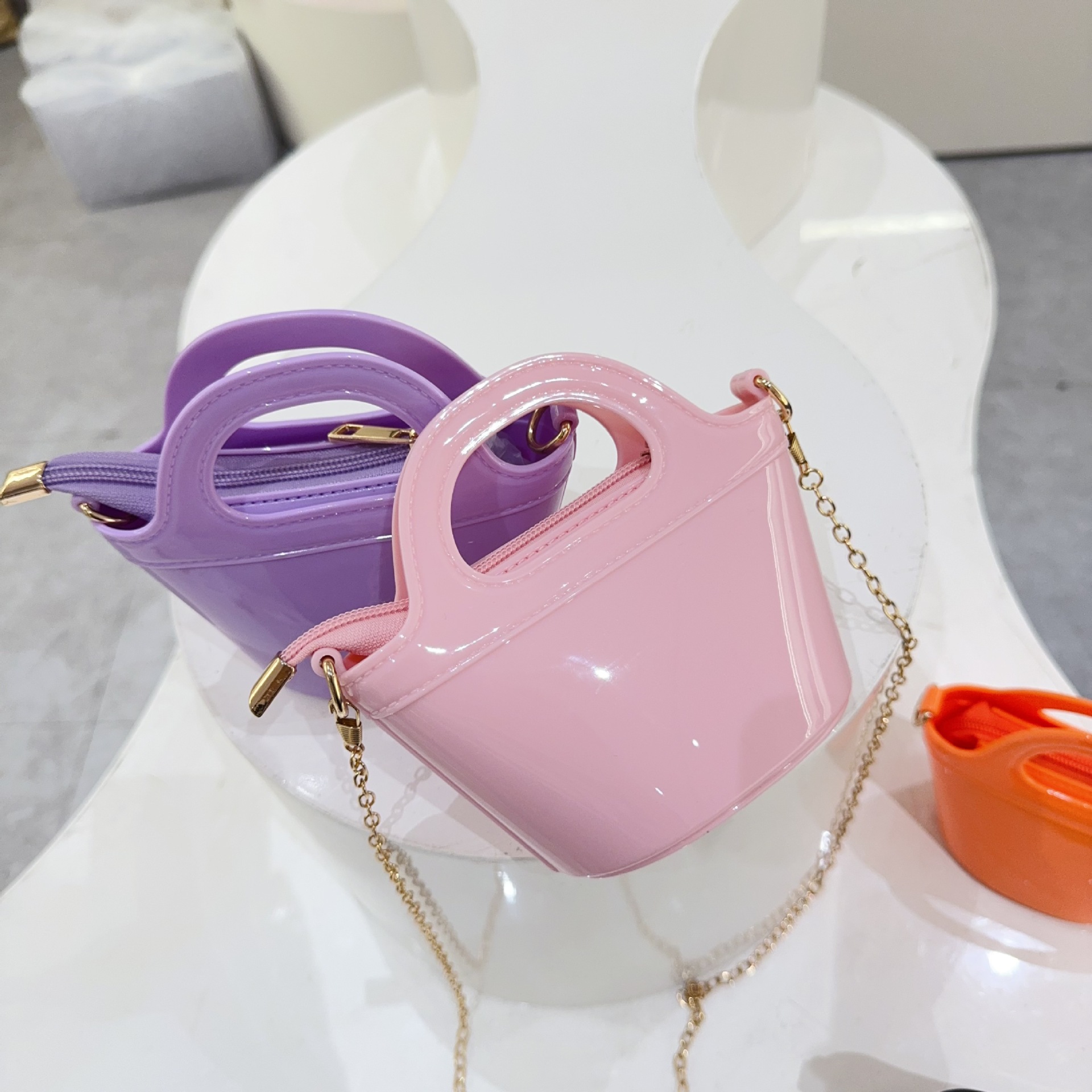 A trendy and highly popular handbag for women in 2025, a stylish and versatile chain jelly bag, a best-selling single-shoulder crossbody bag Application Scenario