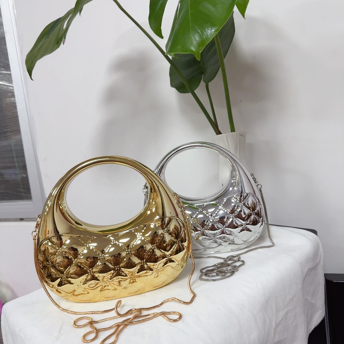 2025 New cross-border cloud-shell glossy acrylic bag with diamond-patterned patterns for banquets, a dazzling hand-held crossbody small bag Application Scenario