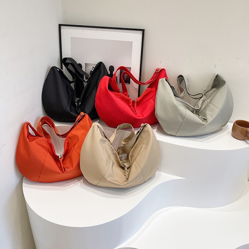 The retro Korean-style dumpling bag 2024 new large-capacity simple and casual bag, a casual single-shoulder tote bag, is selling well for women full figure