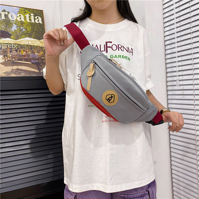 The new minimalist solid-color crossbody bag from Harajuku, Japanese style, is a trendy travel single-shoulder bag for Korean students Application Scenario