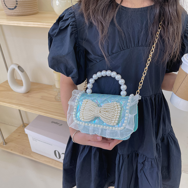 A new fashionable and trendy crossbody bag for little girls, a mini and cute pearl hand-held bag details Picture