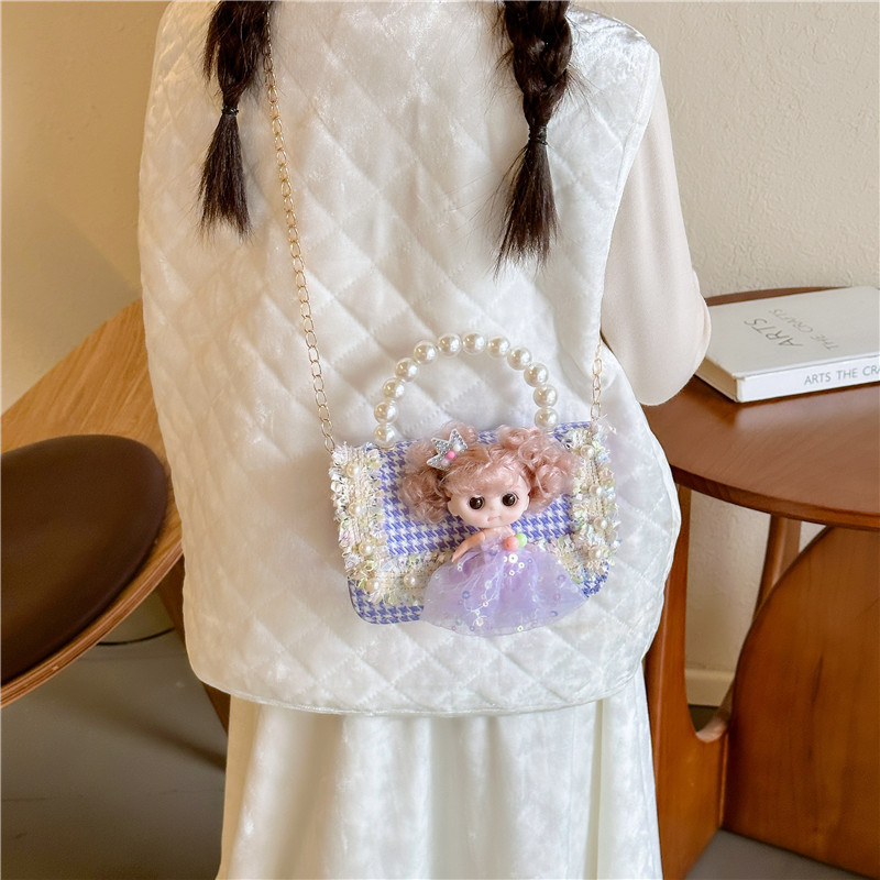 A cute three-dimensional little princess baby mini square bag with a slanted cross for New Year's greeting red envelope, beaded chain, coin purse Application Scenario