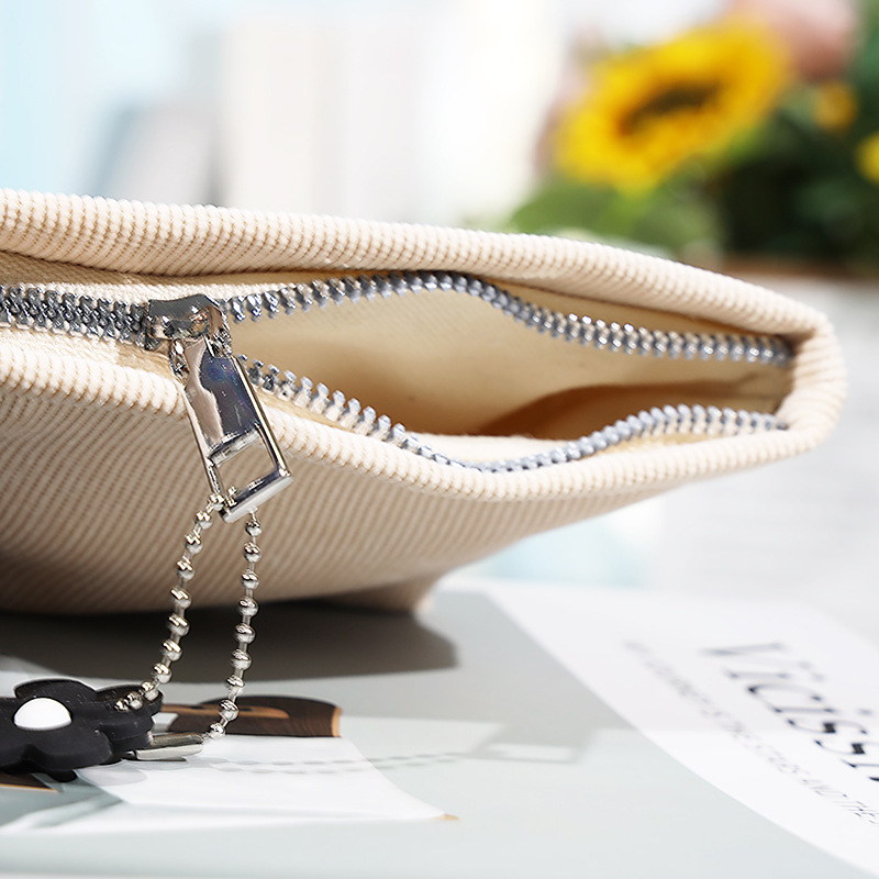 Simple triangular coin purse, nylon three-dimensional large-capacity mobile phone key card case, coin bag, portable storage bag Application Scenario