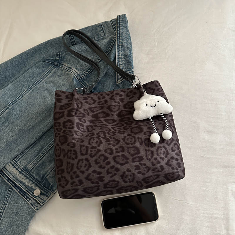 A large-capacity niche women's 2024 winter new casual tote bag with leopard print design and a fashionable single-shoulder bag Application Scenario