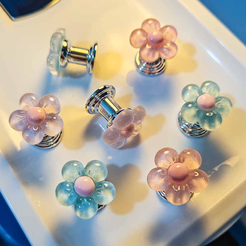 The same style of flower toilet press as Xiaohongshu, a universal creative bathroom flush switch for long nails and manicures full figure