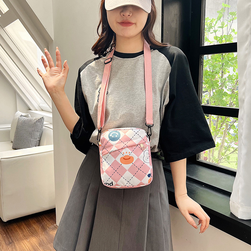 The 2024 new women's single-shoulder bag is fresh and sweet. It's a fashionable checkered crossbody bag for college students to go out with a mobile phone and a coin purse details Picture