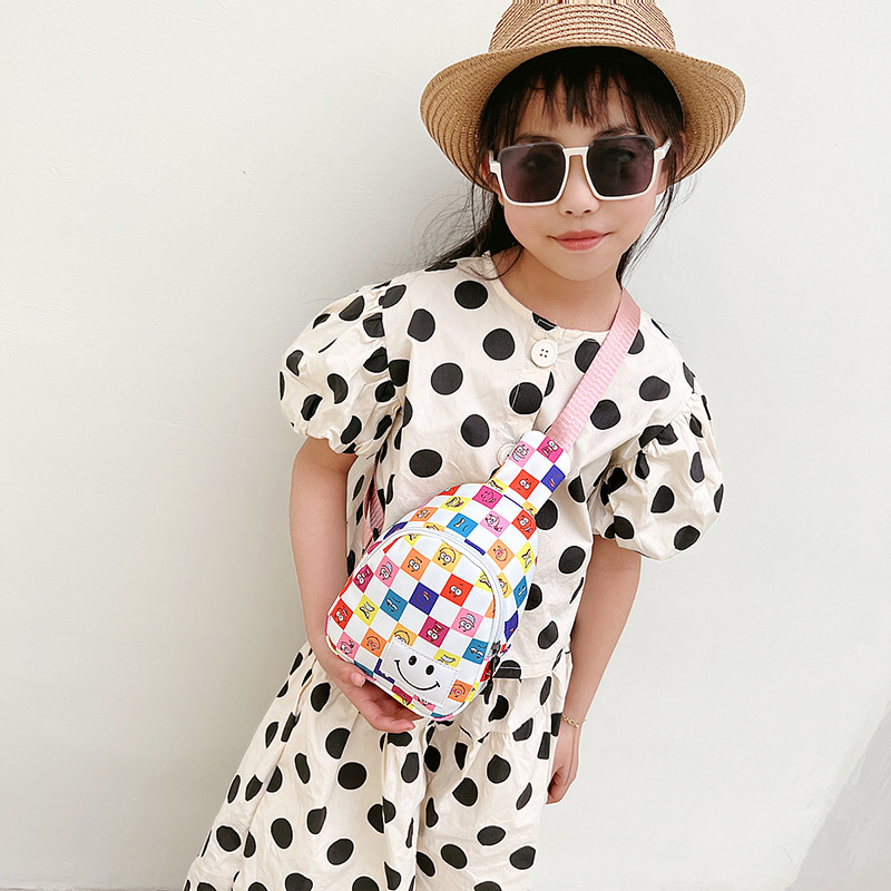 The 2022 new style of children's bags features fashionable printed crossbody small chest bags for boys and girls. The children's checkerboard pattern is lightweight and available details Picture