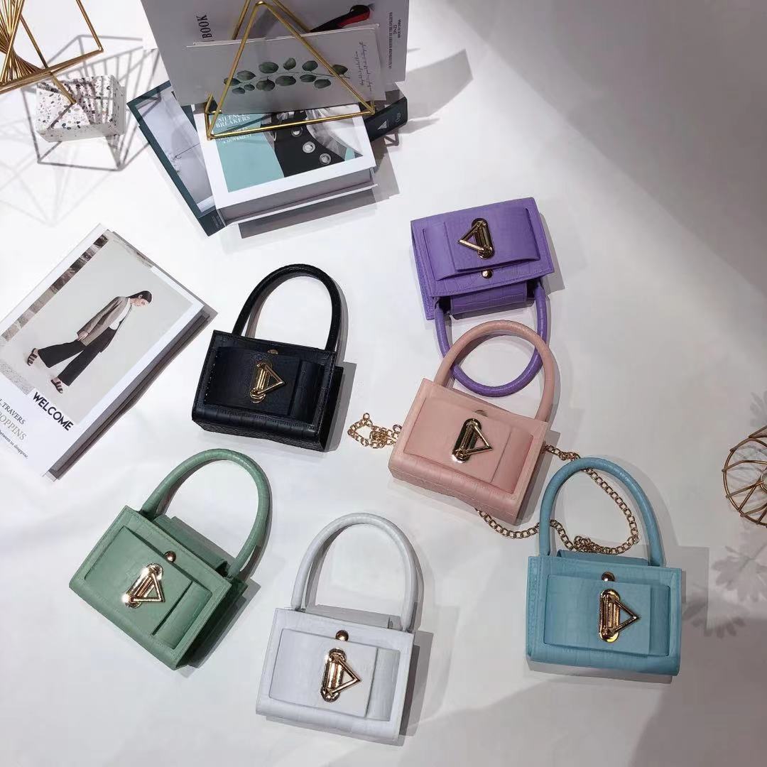 2025 Cross-border New Trend PVC jelly bag, fashionable triangular metal hand, shoulder, crossbody, retro mini bag details Picture