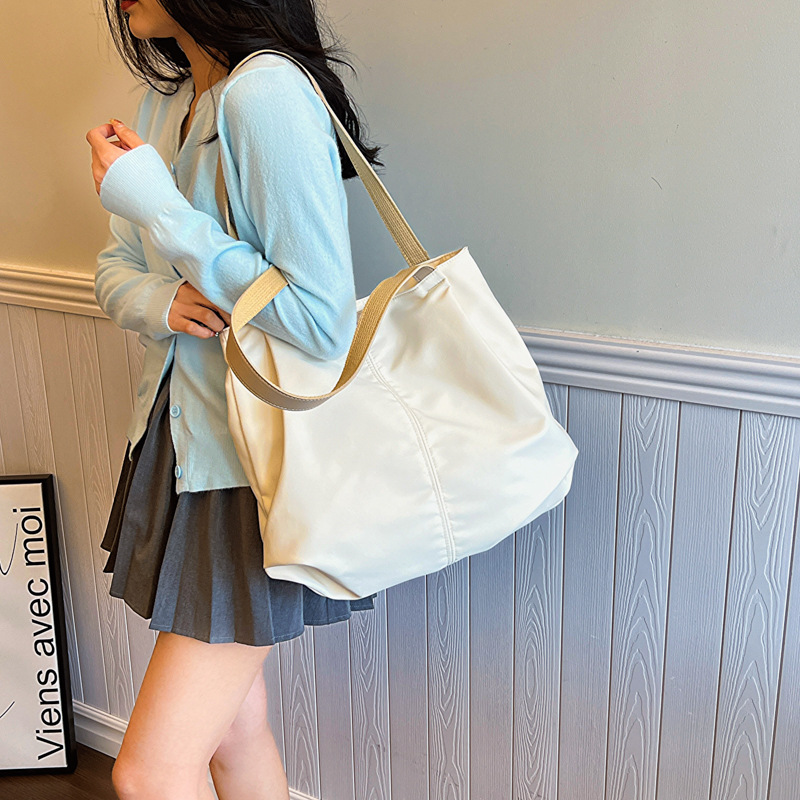 A new large-capacity casual tote bag, a fashionable, simple and versatile single-shoulder bag for college students to attend classes and go shopping details Picture
