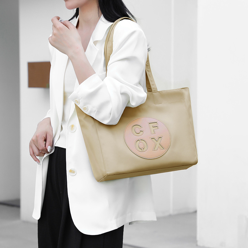 Colorful Fox's new large-capacity tote bag for women is a fashionable and simple commuting backpack with a single shoulder details Picture