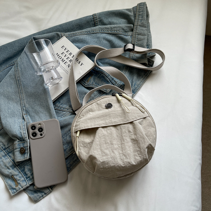 High appearance level, stylish and durable small round bag, new versatile and lightweight commuting single-shoulder bag, simple crossbody handbag wholesale Application Scenario