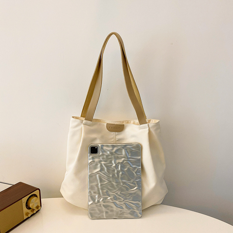 A new large-capacity casual tote bag, a fashionable, simple and versatile single-shoulder bag for college students to attend classes and go shopping Application Scenario