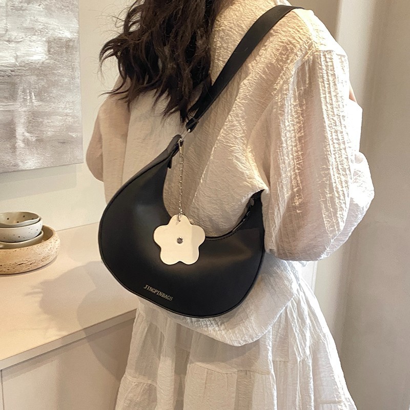 Cross-border women's bag 2024 New style, trendy texture, versatile, ins fashion single-shoulder armpit bag, small flower pendant, crescent moon bag Application Scenario