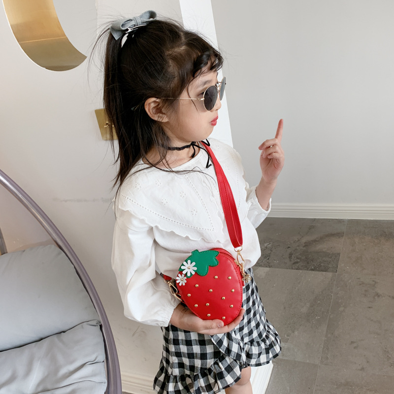 2023 Girls' Spring Festival InS-style sweet orange and strawberry shaped crossbody bag, adjustable fruit bag, cute princess coin purse Application Scenario