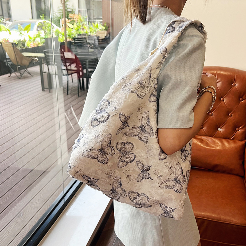 The new large-capacity floral patterned and stylish tote bag with a laid-back style and butterfly print is a casual and fresh hand-held bag details Picture