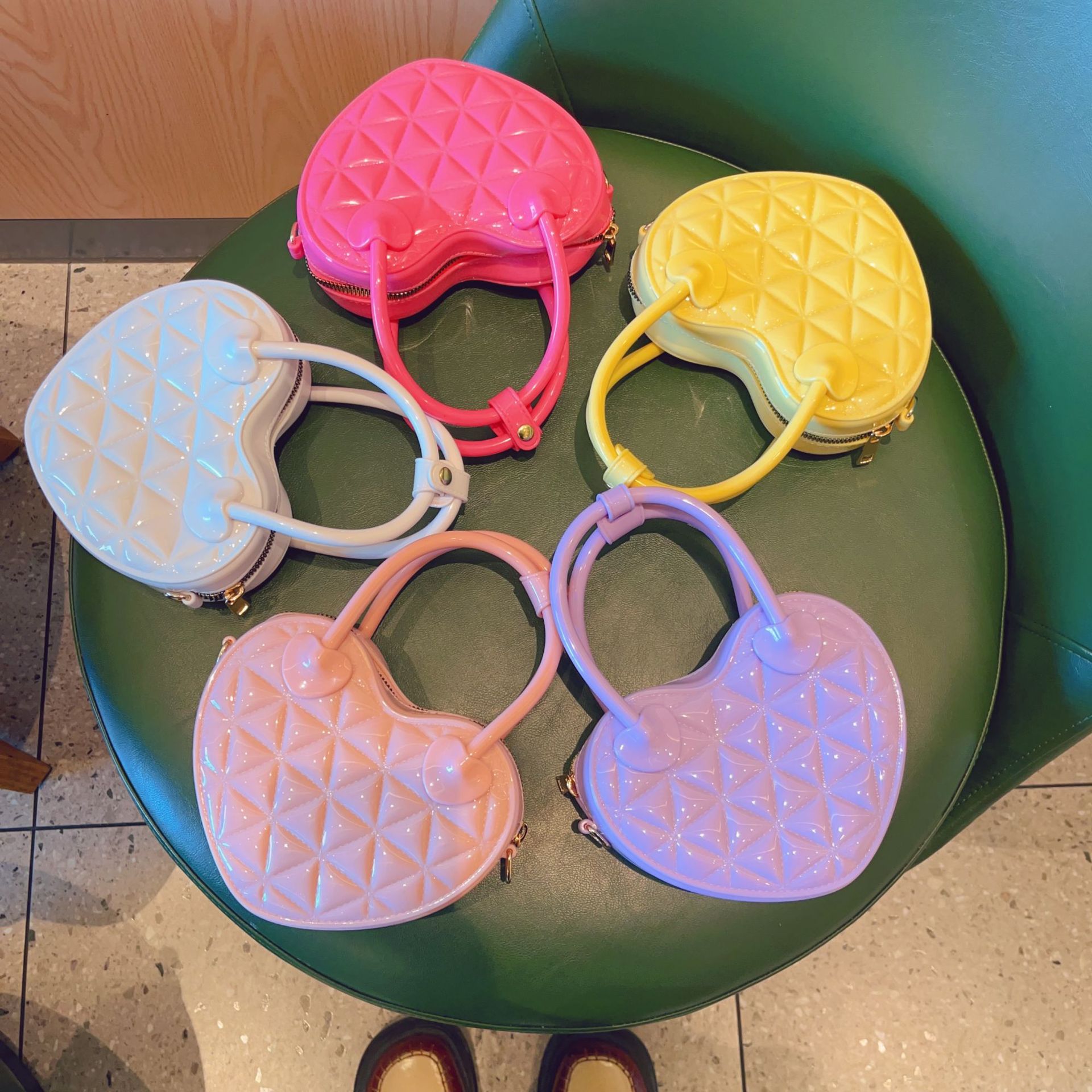 New PVC jelly bag for early spring 2025, heart-shaped hand-held small bag, diamond-shaped single-shoulder crossbody ladies' bag, sweet small bag full figure