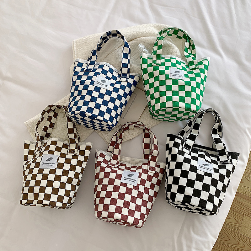 A fashionable new Japanese and Korean chic black and white checkered canvas bag, a large-capacity single-shoulder bag for women, and a simple student handbag full figure