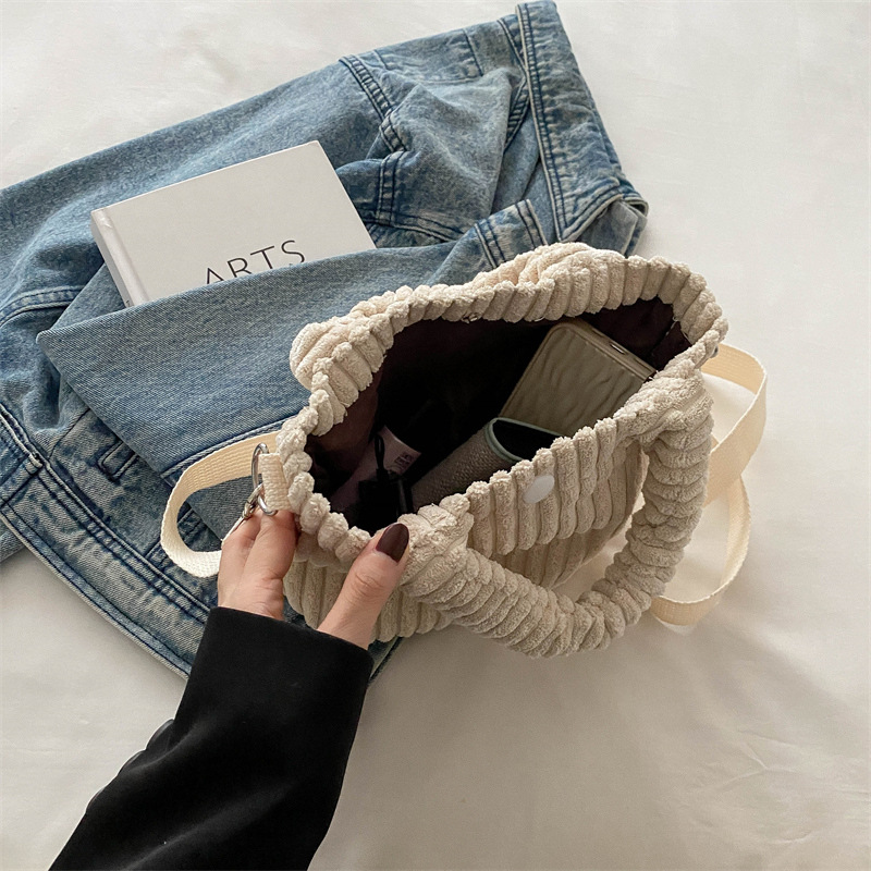 2025 New niche and fresh bucket bag, cute, fashionable and casual crossbody bag, versatile solid color handbag wholesale Application Scenario