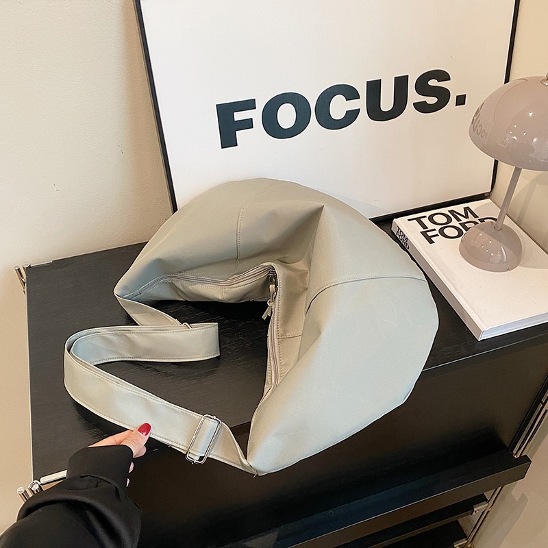 The retro Korean-style dumpling bag 2024 new large-capacity simple and casual bag, a casual single-shoulder tote bag, is selling well for women Application Scenario
