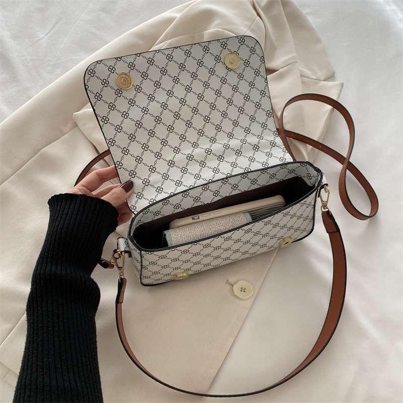 Retro printed single-shoulder bag 2025 new style, fashionable and versatile, small square underarm bag, casual and individual, hand-held crossbody bag for women Application Scenario