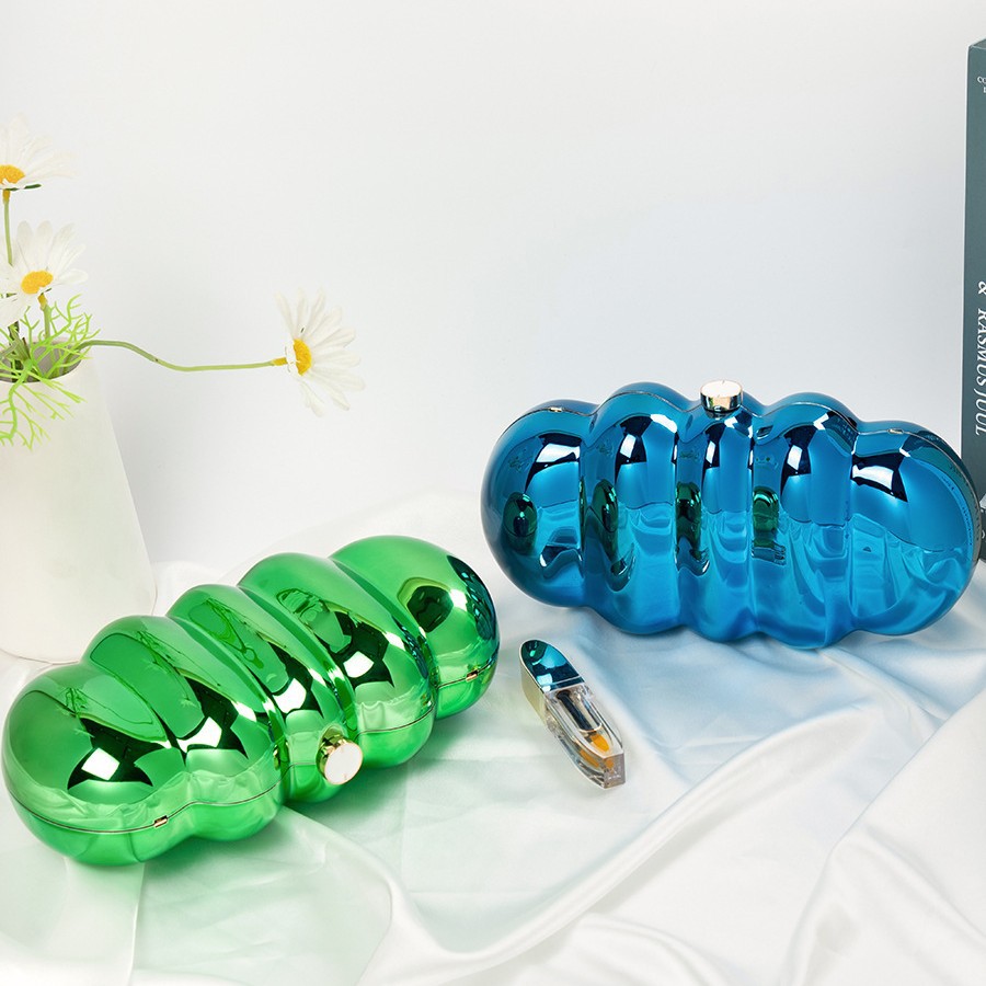 The 2025 cross-border fashion trend Cloud acrylic bag from Europe and America, with a niche design and a high-end feel, is a hand-held crossbody bag Application Scenario