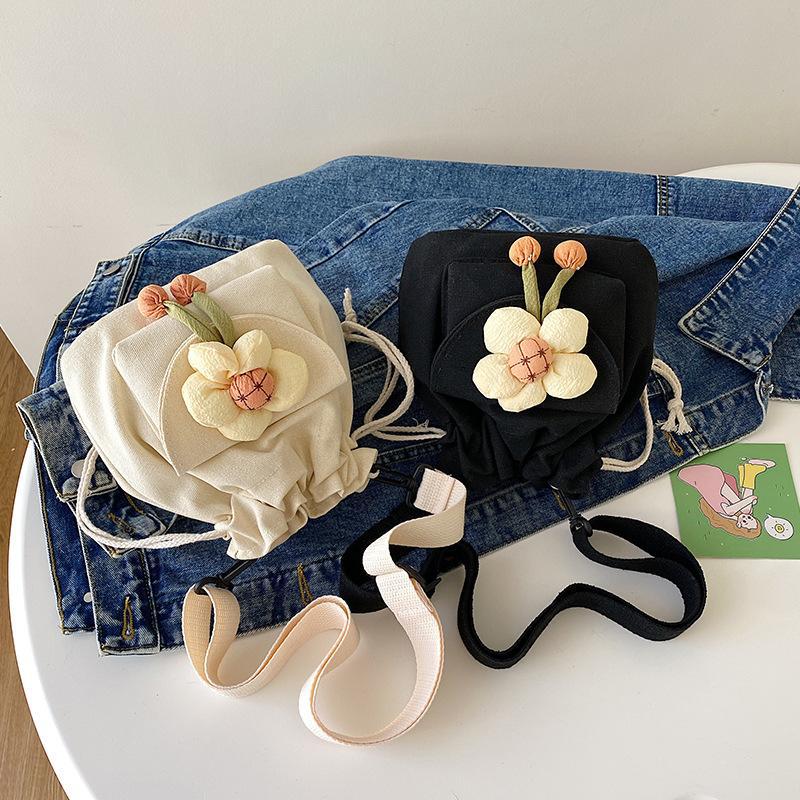 The new Tote nylon women's bag is a fashionable and versatile printed Korean-style women's bag. It is a simple single-shoulder crossbody handbag Specification drawing