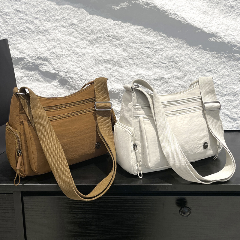 New travel bags: Fashionable crossbody bag for women, nylon large-capacity travel single-shoulder bag for women to work and commute Application Scenario