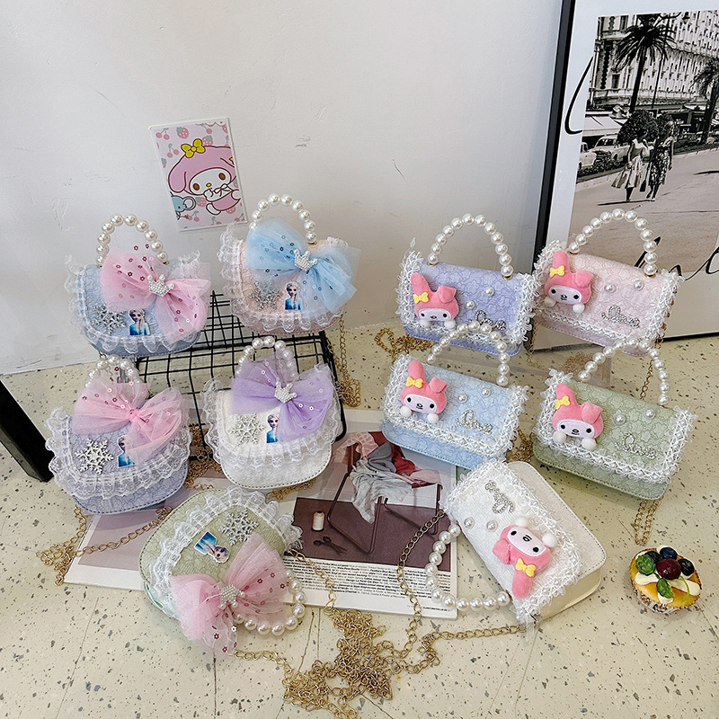 The 2025 new children's pearl crossbody bag features a cute and cartoonical bow, a fashionable and stylish chain, and a versatile coin purse full figure