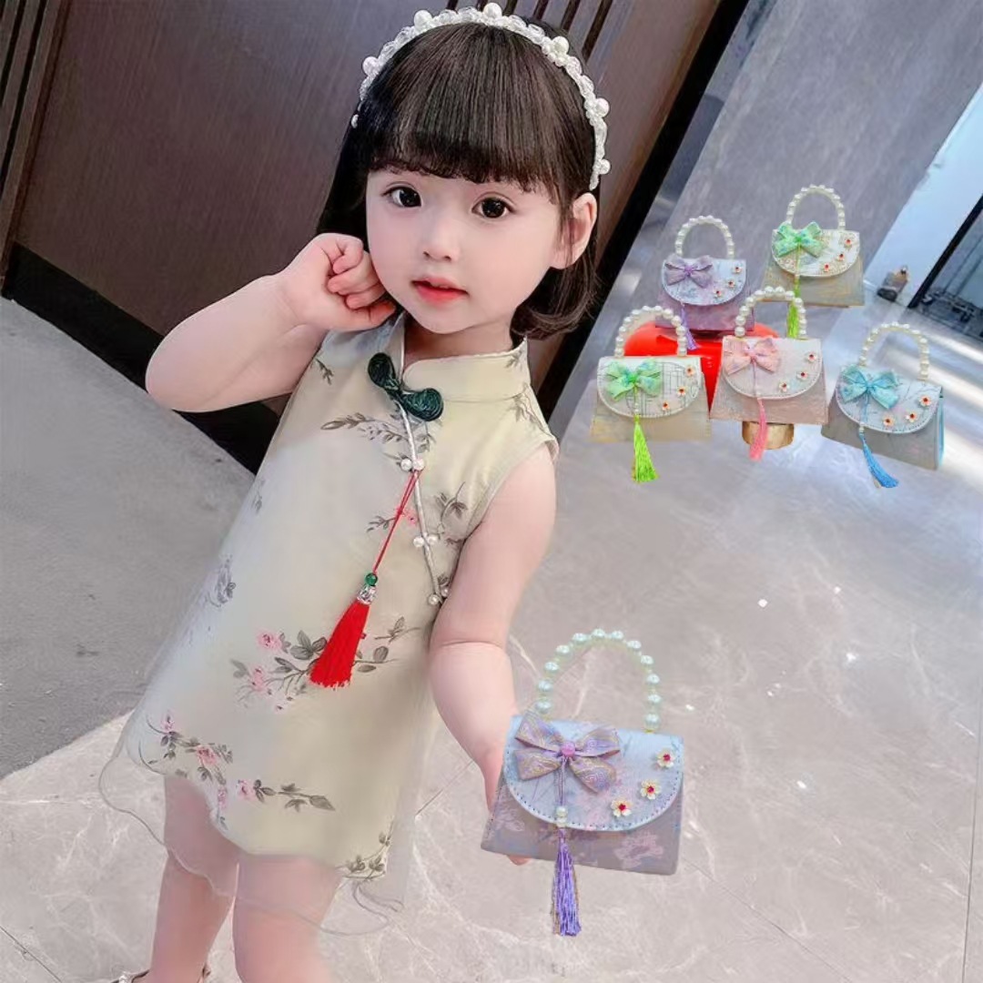 Children's bag, Chinese-style bow, tassel, girls' Hanfu accessories crossbody bag, princess pearl hand-held storage coin purse Application Scenario