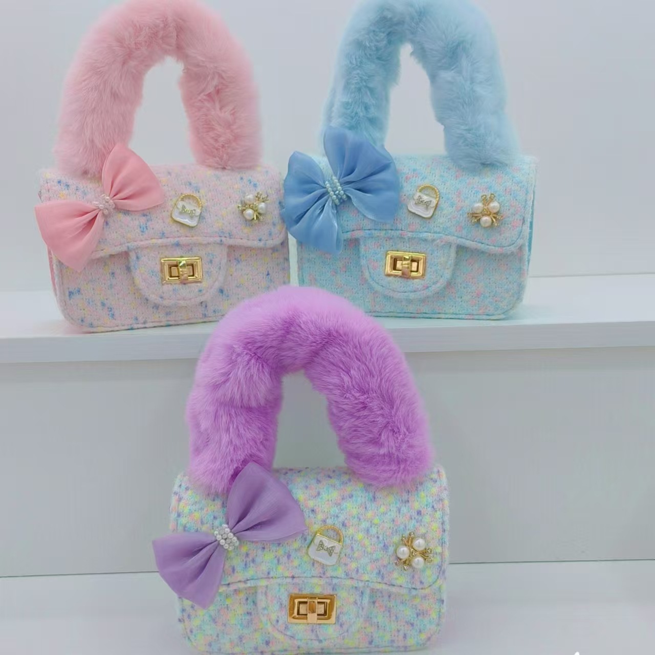 Bow plush handbag, princess bag, stylish little girl shoulder bag, accessory crossbody bag, small square bag, coin purse Application Scenario