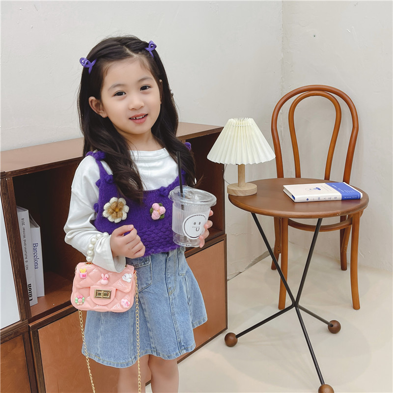 The new 2025 children's bag, a cute girl's single-shoulder crossbody bag, is a trendy and versatile princess style pearl coin purse Application Scenario