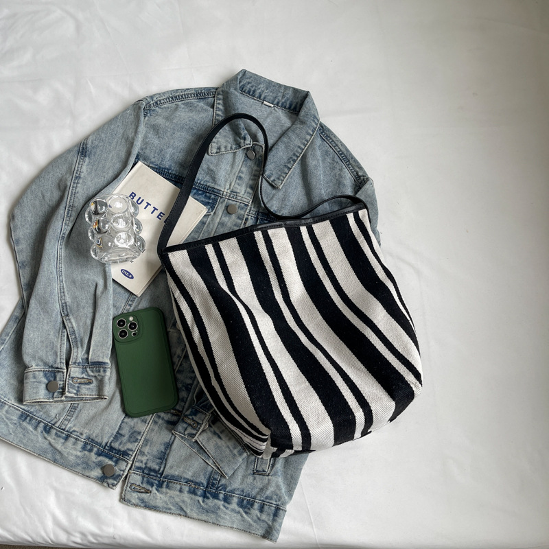 A new large-capacity multi-functional fashionable tote bag with contrasting color stripes, a commuter single-shoulder crossbody bag for women Specification drawing