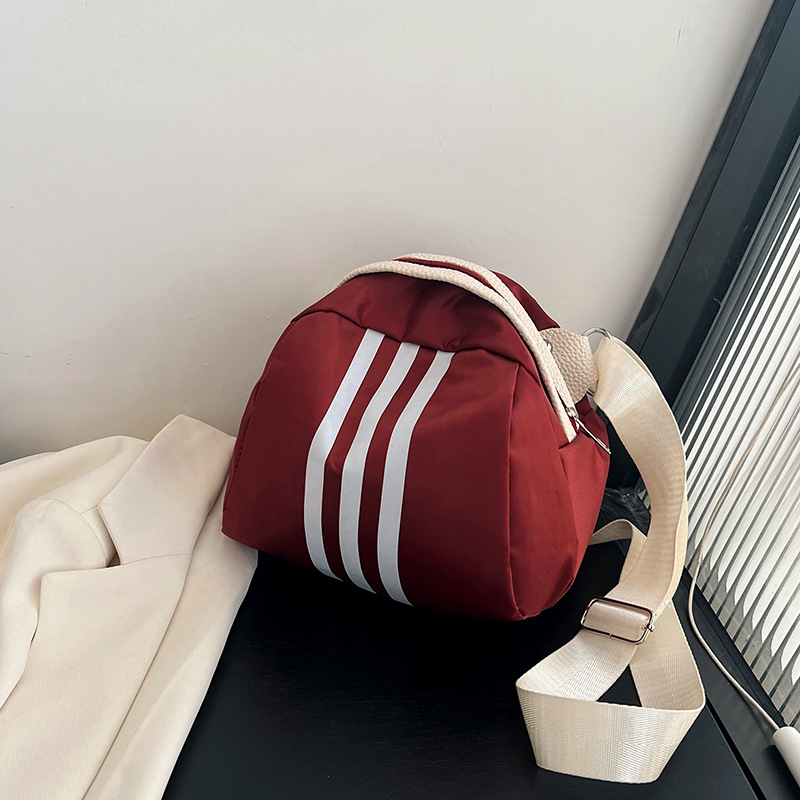 2024 New single-shoulder crossbody bag for girls, large capacity for mobile phone makeup, Korean version, stylish portable bag for commuting, niche Application Scenario