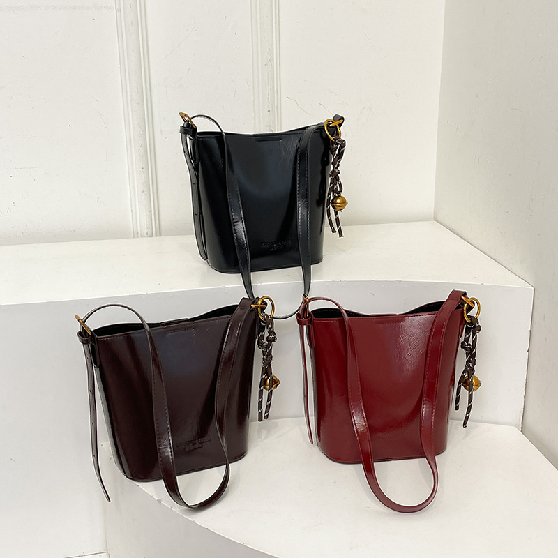 This year, the retro and fashionable women's 2024 new models are popular. This year, single-shoulder crossbody bags, large-capacity hand-held bucket bags, and cross-border bags are all in vogue full figure
