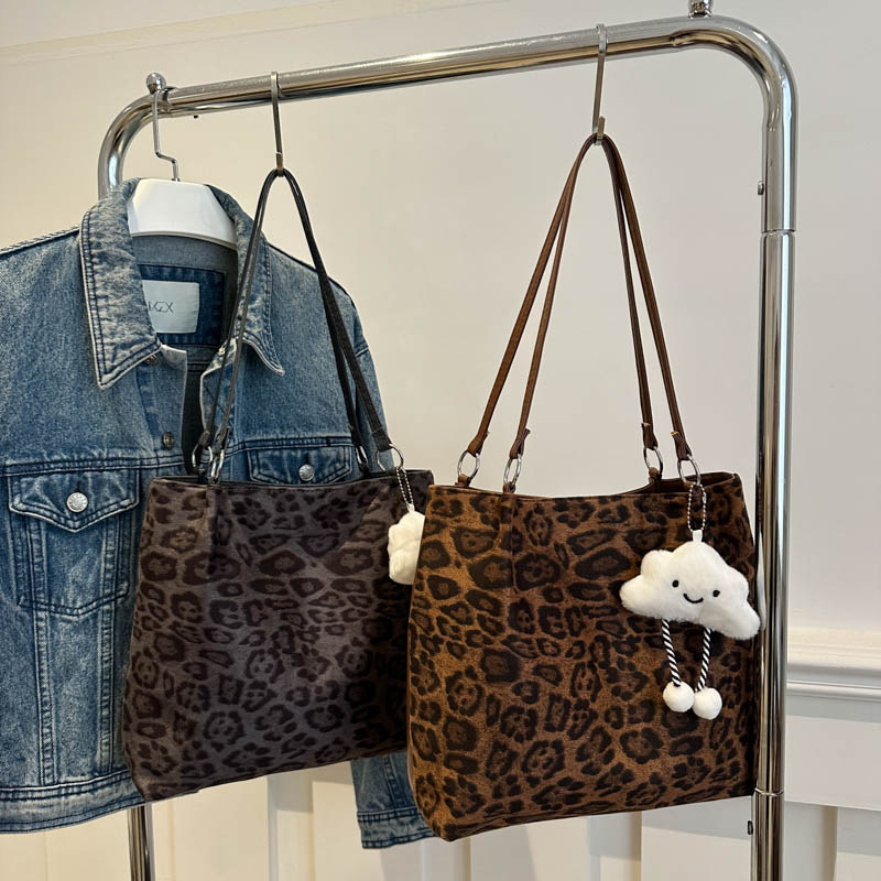 A large-capacity niche women's 2024 winter new casual tote bag with leopard print design and a fashionable single-shoulder bag full figure